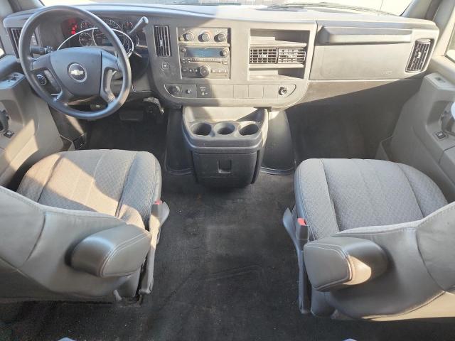 1GAHG35K881129306 - 2008 CHEVROLET EXPRESS G3 WHITE photo 8