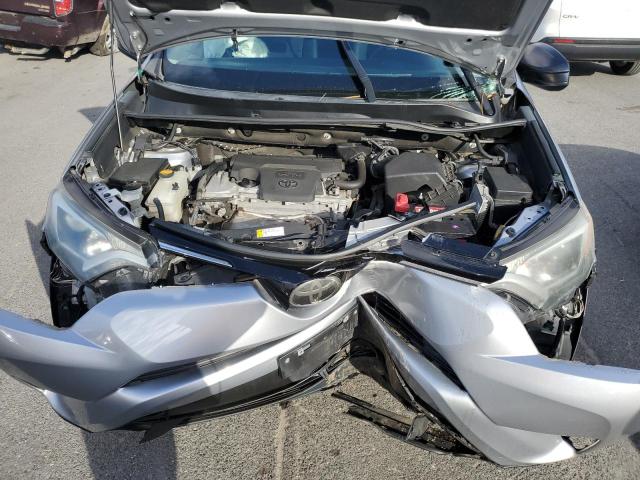 2T3BFREV0HW680859 - 2017 TOYOTA RAV4 LE 银色 照片 11