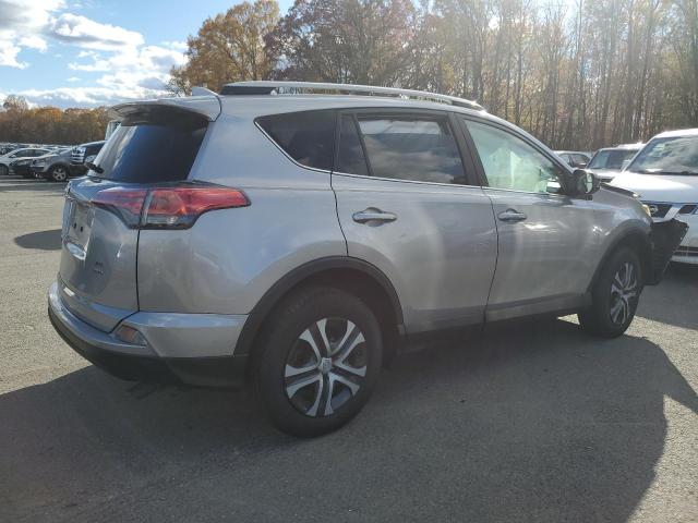 2T3BFREV0HW680859 - 2017 TOYOTA RAV4 LE 银色 照片 3