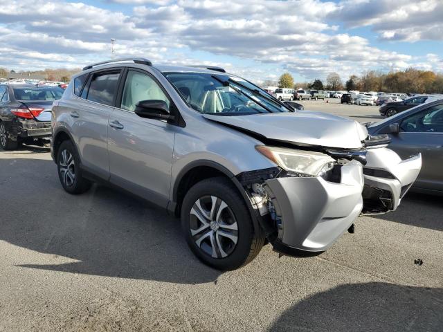 2T3BFREV0HW680859 - 2017 TOYOTA RAV4 LE 银色 照片 4