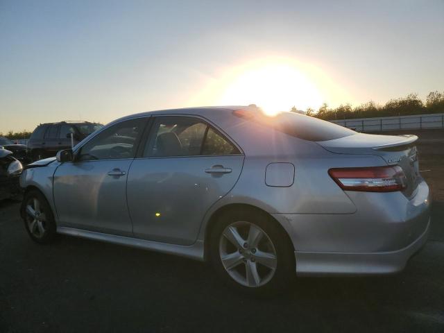 4T1BF3EK2AU089997 - 2010 TOYOTA CAMRY BASE Silber Foto 2