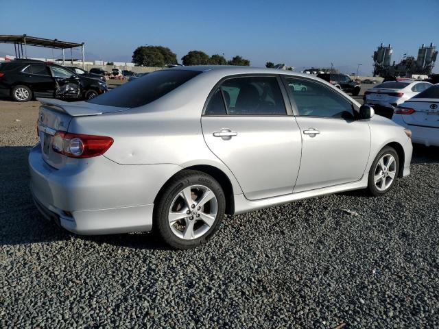 2T1BU4EE8DC961501 - 2013 TOYOTA COROLLA BASE فضي صورة 3