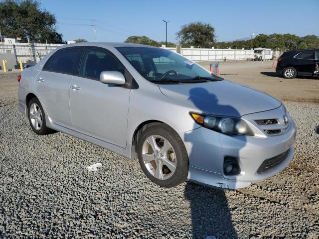 2T1BU4EE8DC961501 - 2013 TOYOTA COROLLA BASE فضي صورة 4