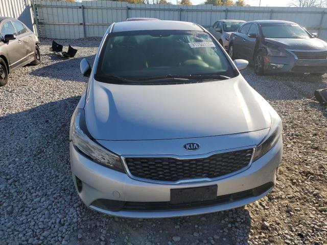 3KPFL4A79JE268428 - 2018 KIA FORTE LX 银色 照片 5