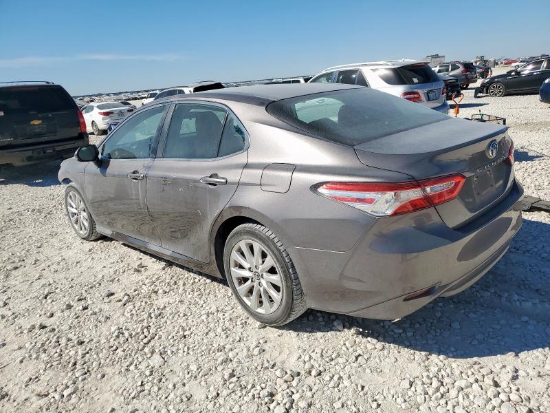 4T1B11HK7JU561772 - 2018 TOYOTA CAMRY L GRAY photo 2