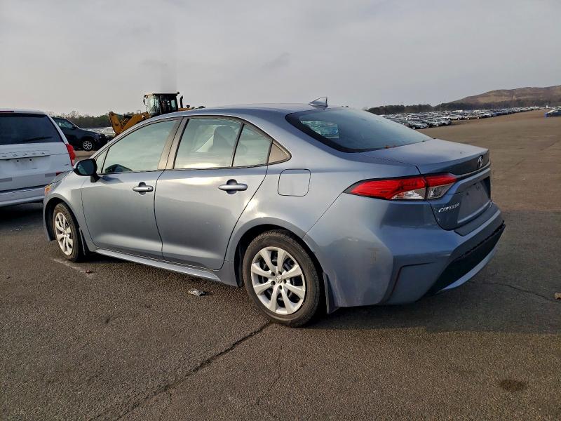 5YFEPMAE2MP161156 - 2021 TOYOTA COROLLA LE SILVER photo 2