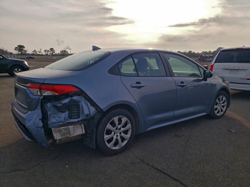 5YFEPMAE2MP161156 - 2021 TOYOTA COROLLA LE SILVER photo 3