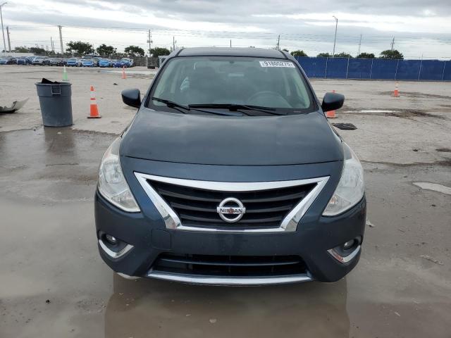3N1CN7AP8HL890803 - 2017 NISSAN VERSA S ნაცრისფერი ფოტო 5