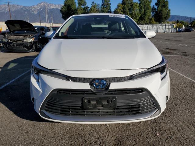 JTDBCMFE3P3007687 - 2023 TOYOTA COROLLA LE Білий фото 5