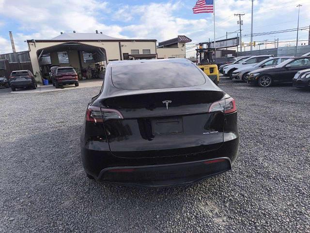 7SAYGDEE6RF197672 - 2024 TESLA MODEL Y Schwarz Foto 6