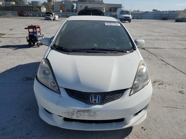 JHMGE8H51BC002452 - 2011 HONDA FIT SPORT WHITE photo 5
