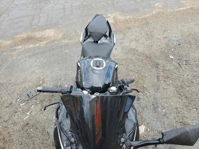 JKAEXKH17KDA20457 - 2019 KAWASAKI EX400 Schwarz Foto 5