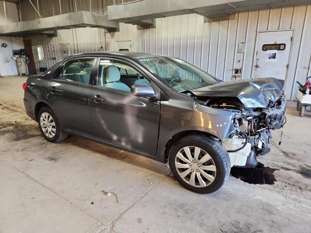 2T1BU4EE1DC971562 - 2013 TOYOTA COROLLA BASE Grau Foto 4