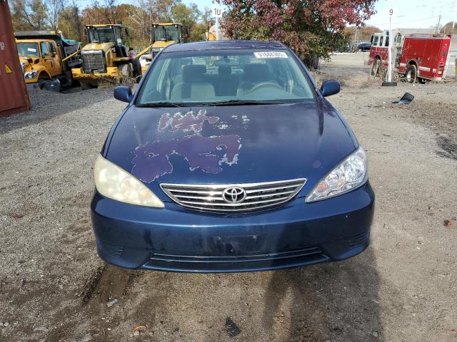4T1BE30K75U006824 - 2005 TOYOTA CAMRY LE BLUE photo 5