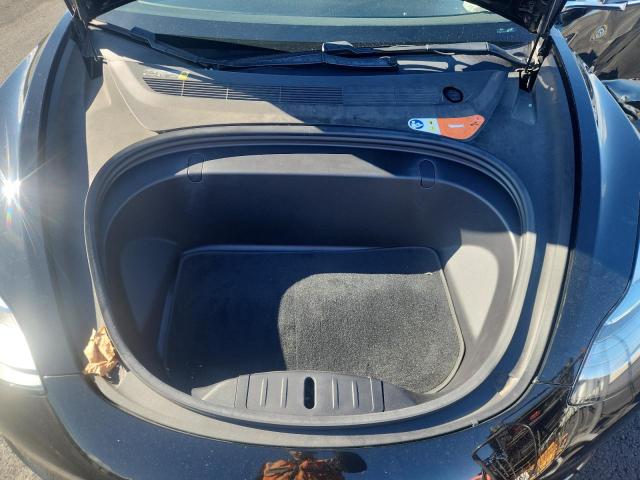 5YJ3E1EA3JF010692 - 2018 TESLA MODEL 3 Чорний фото 11