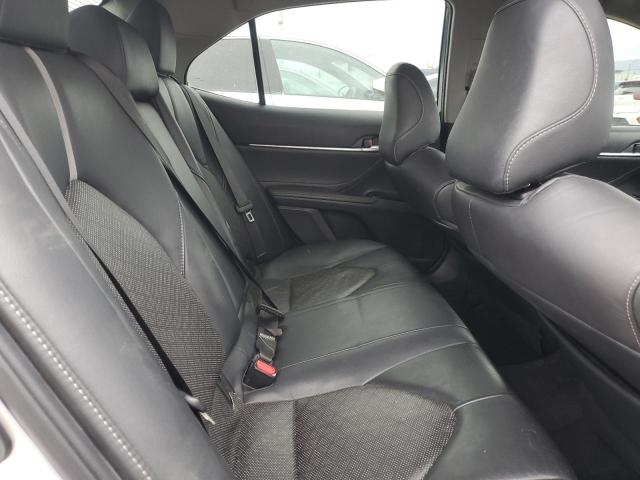 4T1B61HKXJU522921 - 2018 TOYOTA CAMRY XSE ვერცხლისფერი ფოტო 10