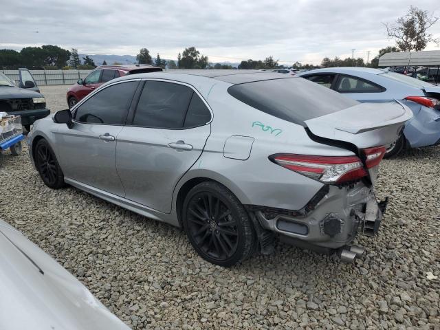 4T1B61HKXJU522921 - 2018 TOYOTA CAMRY XSE ვერცხლისფერი ფოტო 2