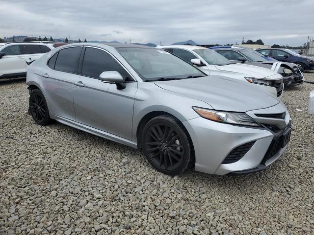 4T1B61HKXJU522921 - 2018 TOYOTA CAMRY XSE ვერცხლისფერი ფოტო 4