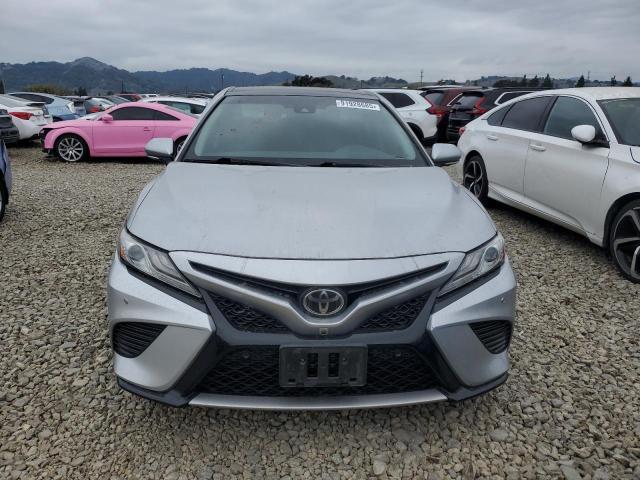 4T1B61HKXJU522921 - 2018 TOYOTA CAMRY XSE ვერცხლისფერი ფოტო 5
