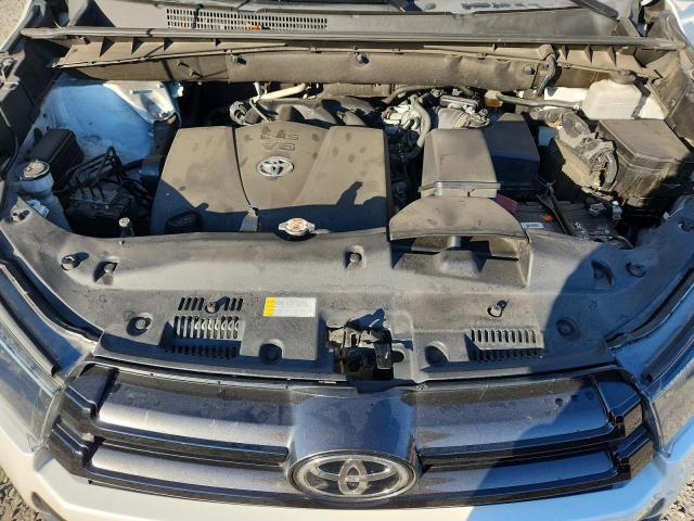 5TDKZRFH4KS573659 - 2019 TOYOTA HIGHLANDER SE WHITE photo 12