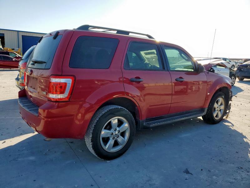 1FMCU9DG8BKB02369 - 2011 FORD ESCAPE XLT RED photo 3