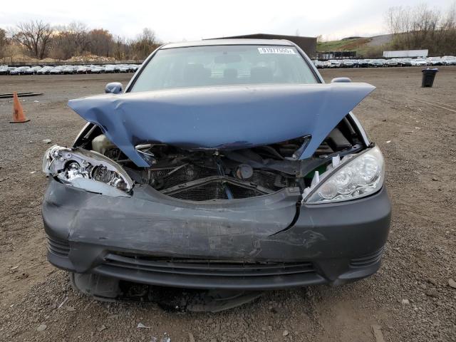 4T1BE32K55U083298 - 2005 TOYOTA CAMRY LE BLUE photo 5