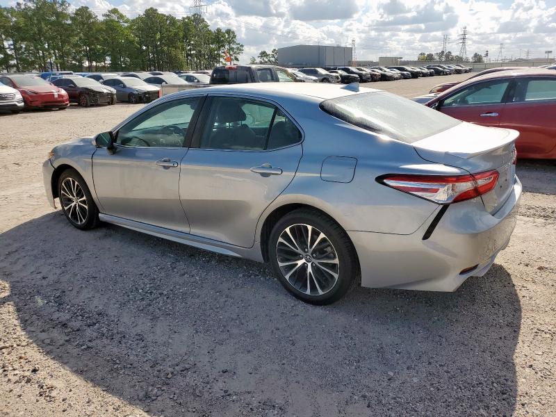 4T1M11AK1LU893910 - 2020 TOYOTA CAMRY SE SILVER photo 2