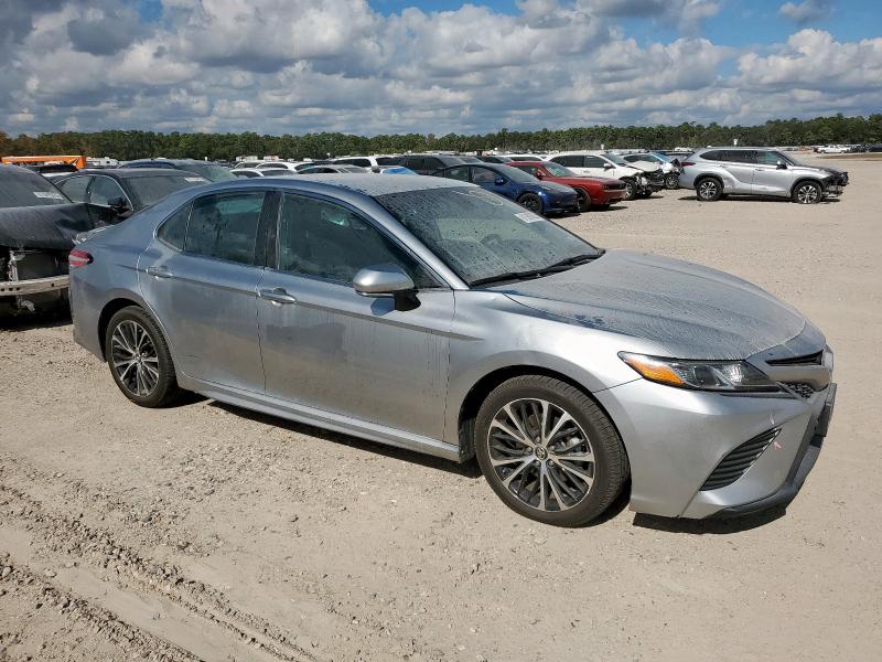 4T1M11AK1LU893910 - 2020 TOYOTA CAMRY SE SILVER photo 4