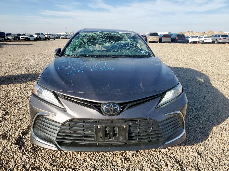 4T1F11AK0PU172329 - 2023 TOYOTA CAMRY XLE 灰色 照片 5