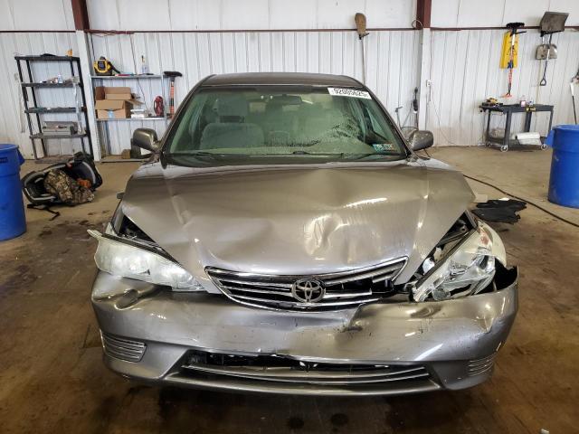 4T1BF30K85U602697 - 2005 TOYOTA CAMRY LE Մոխրագույն լուսանկար 5