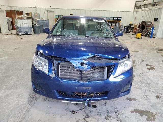 4T4BF3EK3AR025439 - 2010 TOYOTA CAMRY BASE Blau Foto 5