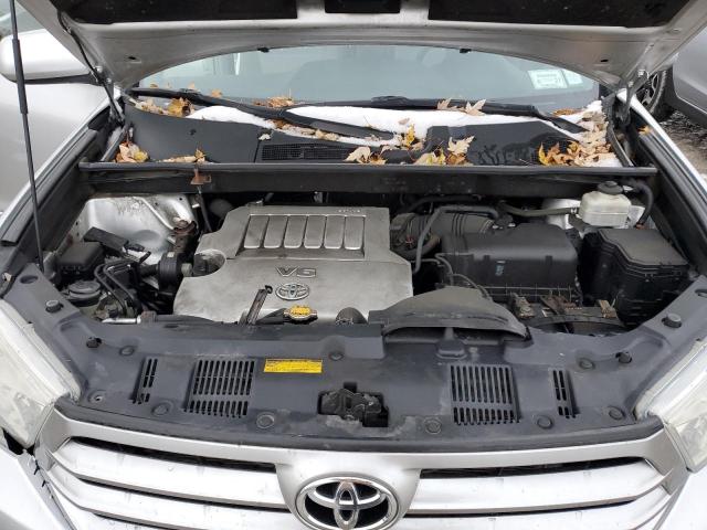 5TDBK3EH8DS224946 - 2013 TOYOTA HIGHLANDER BASE Silber Foto 12