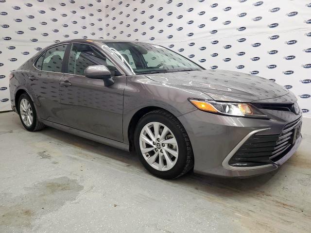 4T1C11AK0RU880084 - 2024 TOYOTA CAMRY LE ნაცრისფერი ფოტო 4