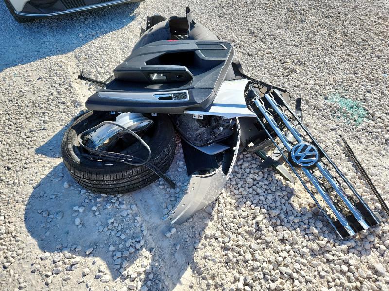 1V2KR2CA4JC566286 - 2018 VOLKSWAGEN ATLAS SE Silber Foto 13