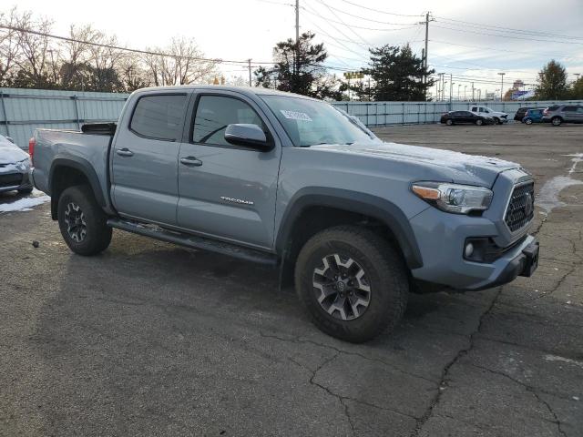 3TMCZ5AN1JM182932 - 2018 TOYOTA TACOMA DOUBLE CAB ნაცრისფერი ფოტო 4