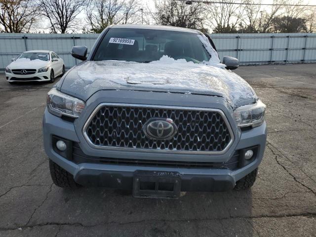 3TMCZ5AN1JM182932 - 2018 TOYOTA TACOMA DOUBLE CAB ნაცრისფერი ფოტო 5