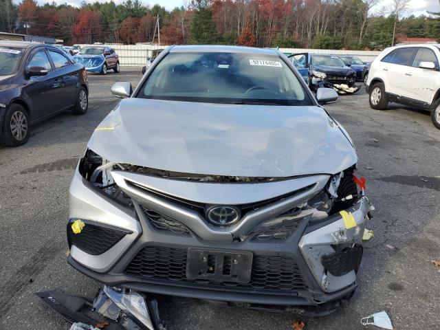 4T1G11BK9NU068681 - 2022 TOYOTA CAMRY SE SILVER photo 5