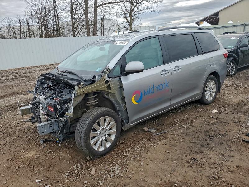 2016 TOYOTA SIENNA LE, 