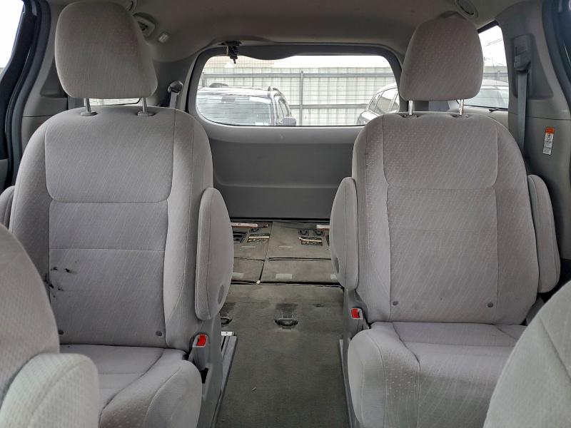 5TDJK3DC2GS145231 - 2016 TOYOTA SIENNA LE SILVER photo 10