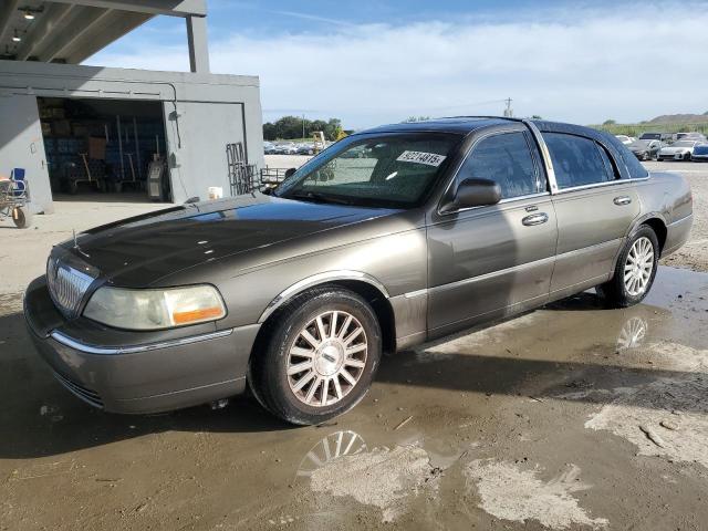 2004 LINCOLN TOWN CAR EXECUTIVE, 