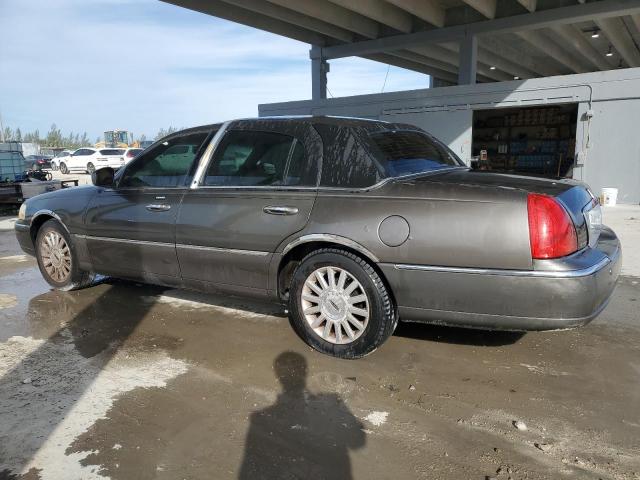 1LNHM81W54Y627725 - 2004 LINCOLN TOWN CAR EXECUTIVE SILVER photo 2