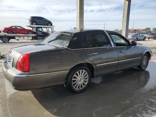 1LNHM81W54Y627725 - 2004 LINCOLN TOWN CAR EXECUTIVE SILVER photo 3