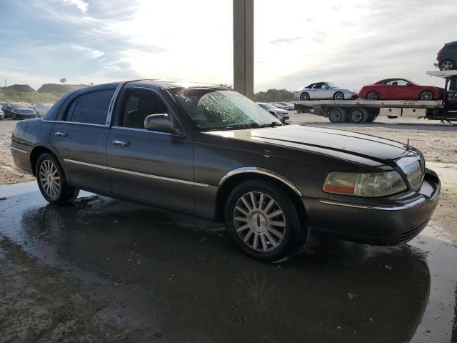 1LNHM81W54Y627725 - 2004 LINCOLN TOWN CAR EXECUTIVE SILVER photo 4