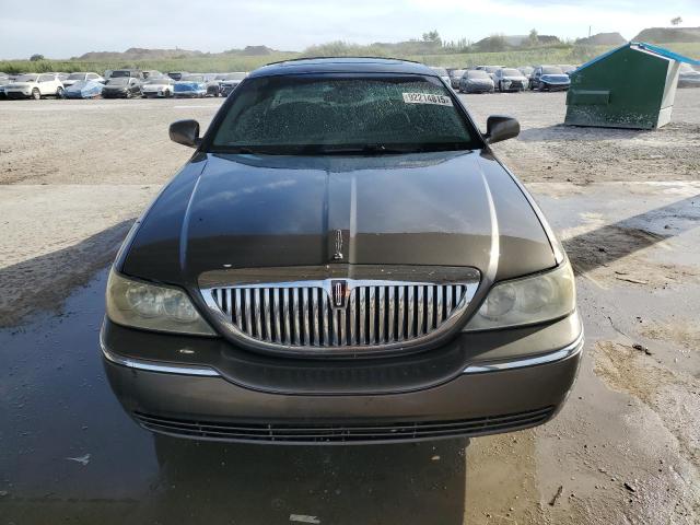1LNHM81W54Y627725 - 2004 LINCOLN TOWN CAR EXECUTIVE SILVER photo 5