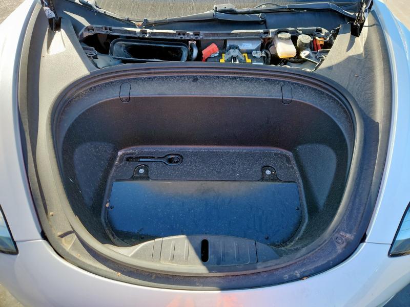 5YJ3E1EA5JF162344 - 2018 TESLA MODEL 3 WHITE photo 11