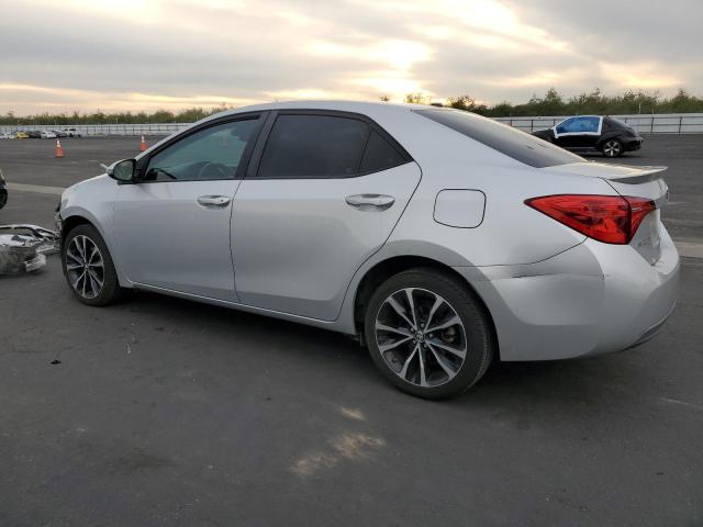 5YFBURHE8HP603538 - 2017 TOYOTA COROLLA L ვერცხლისფერი ფოტო 2