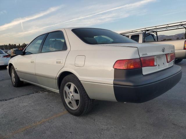 JT2BF28K610294328 - 2001 TOYOTA CAMRY LE WHITE photo 2