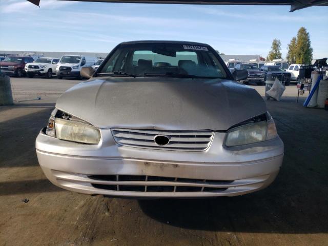 4T1BG22KXXU451935 - 1999 TOYOTA CAMRY CE فضي صورة 5