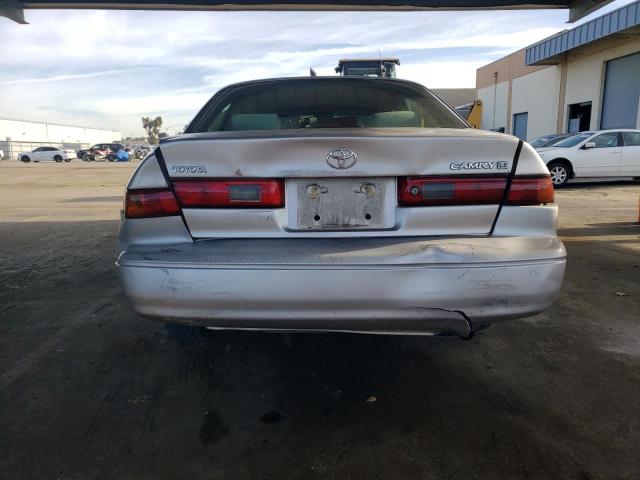4T1BG22KXXU451935 - 1999 TOYOTA CAMRY CE فضي صورة 6