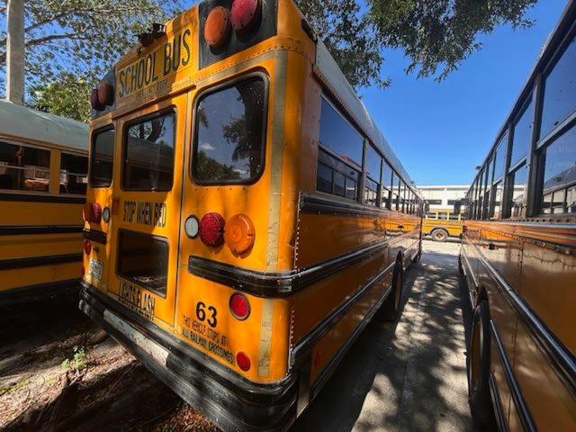 4DRBRABN93B957583 - 2003 IC CORPORATION 3000 YELLOW photo 4